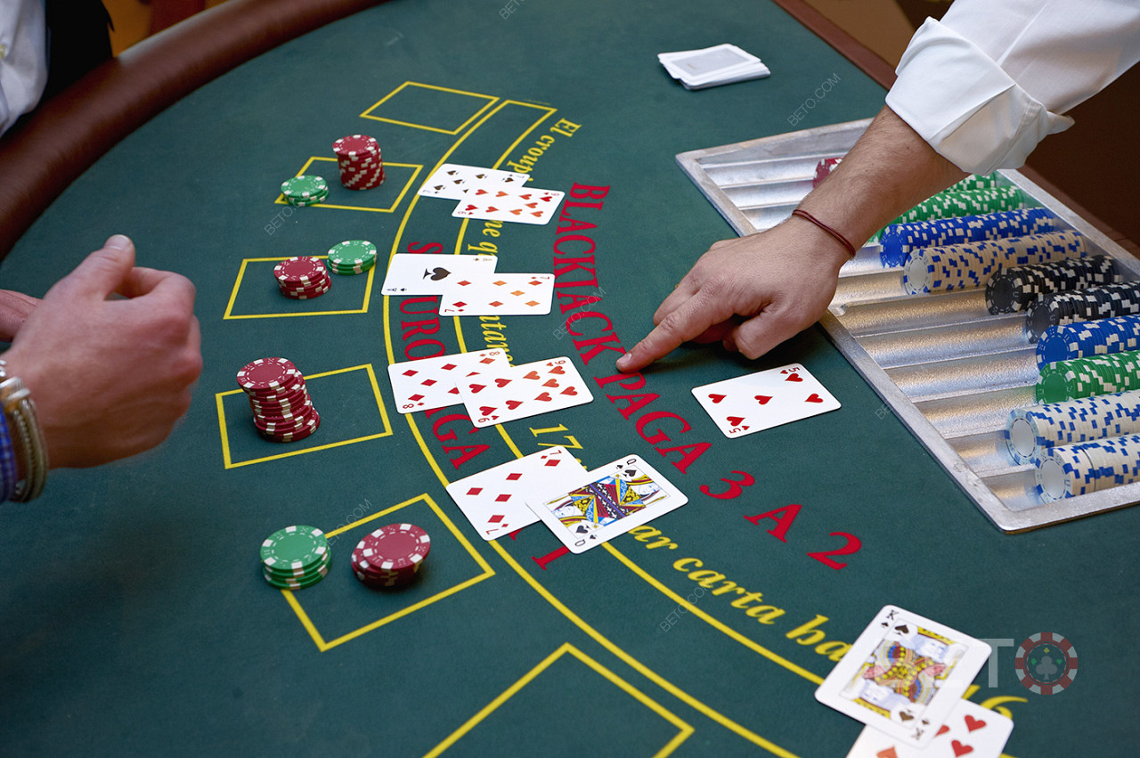 Os limites de apostas e as regras para quando o dealer está de pé são os mesmos no blackjack online ao vivo.
