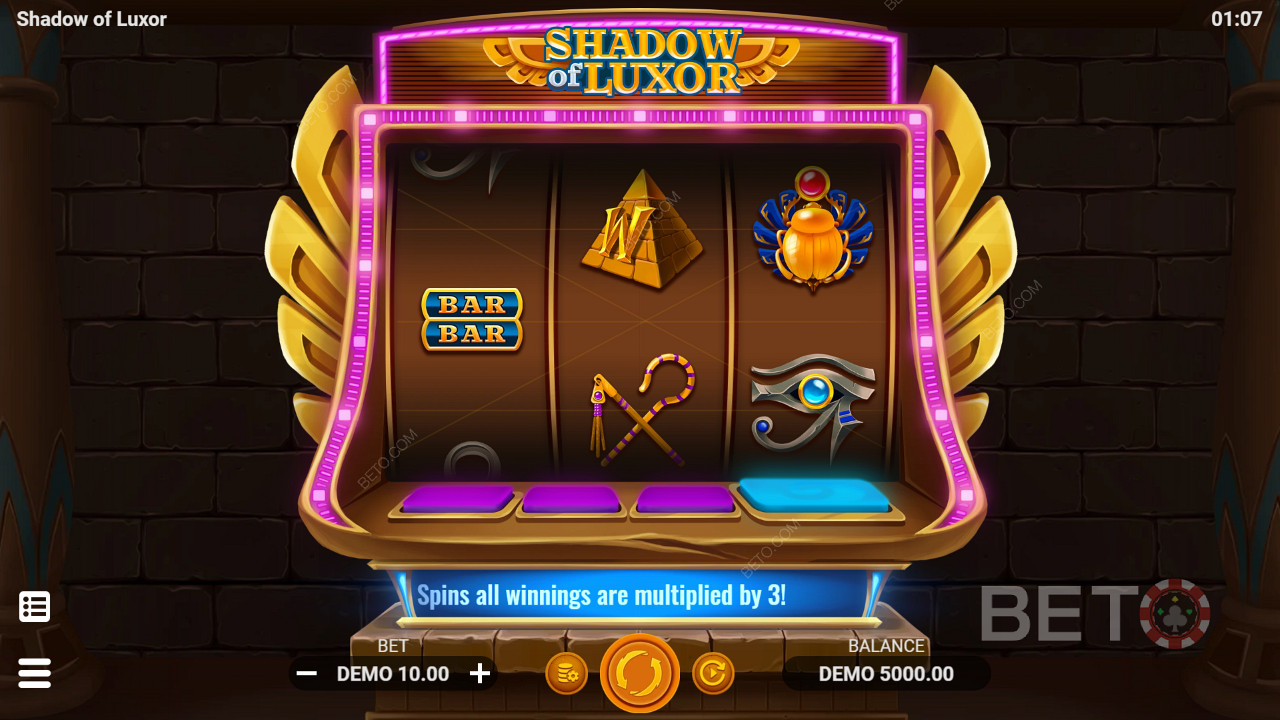 Slot Machine de três carretéis com símbolos clássicos e temáticos em Shadow of Luxor