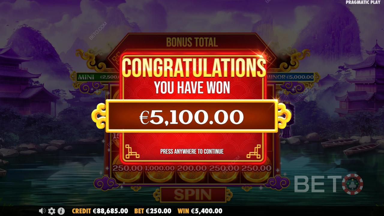Ganhe 10.000x a sua aposta na slot de vídeo Chests of Cai Shen!